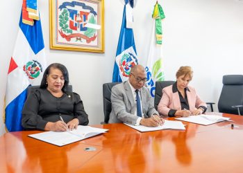 Privados de libertad y colaboradores de la DGSPC podrán cursar estudios becados en la Uteco