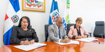 Privados de libertad y colaboradores de la DGSPC podrán cursar estudios becados en la Uteco