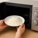 El riesgo invisible detrás de recalentar el arroz sobrante: lo que hay que saber antes de consumirlo