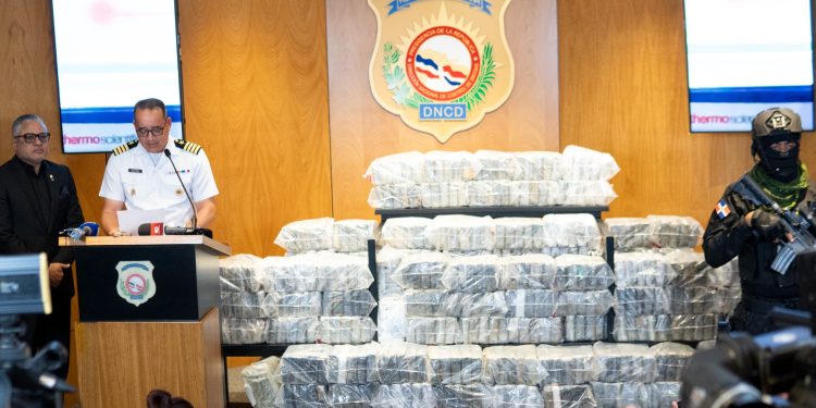 Autoridades ocupan 448 paquetes de cocaína en costas de Peravia