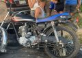 Policía captura en flagrante delito a dos antisociales por robo y recupera motocicleta, dinero, celulares y documentos en Villa Mella, SDN