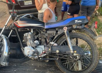 Policía captura en flagrante delito a dos antisociales por robo y recupera motocicleta, dinero, celulares y documentos en Villa Mella, SDN