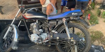 Policía captura en flagrante delito a dos antisociales por robo y recupera motocicleta, dinero, celulares y documentos en Villa Mella, SDN