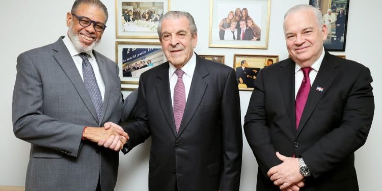 Modesto Guzmán agota agenda en Chile; busca traer experiencias de programas sociales