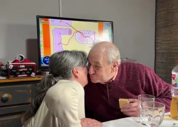 Mujer le pide matrimonio a su pareja tras 57 años juntos