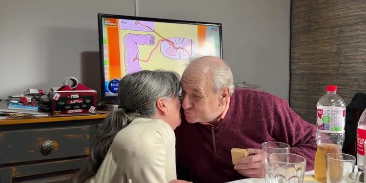 Mujer le pide matrimonio a su pareja tras 57 años juntos