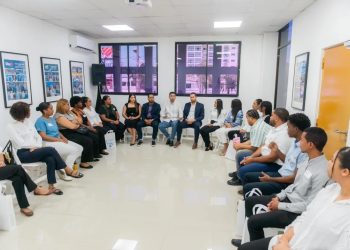 Ministro Juventud recibe primeros 20 pasantes del programa "Mi Primera Oportunidad"