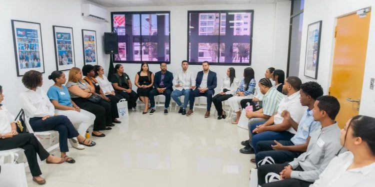 Ministro Juventud recibe primeros 20 pasantes del programa "Mi Primera Oportunidad"