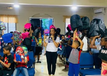Fundación "Mejor es Dar" dona útiles escolares a cientos de niños en Haina y Yaguate, provincia San Cristóbal