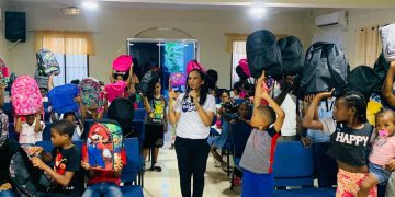 Fundación "Mejor es Dar" dona útiles escolares a cientos de niños en Haina y Yaguate, provincia San Cristóbal