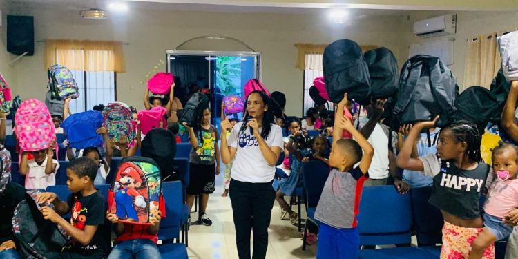 Fundación "Mejor es Dar" dona útiles escolares a cientos de niños en Haina y Yaguate, provincia San Cristóbal