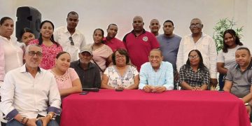 Rafael Fiquito Vásquez encabeza encuentro con dirigentes del Movimiento Electoral Peñagomista en Barahona