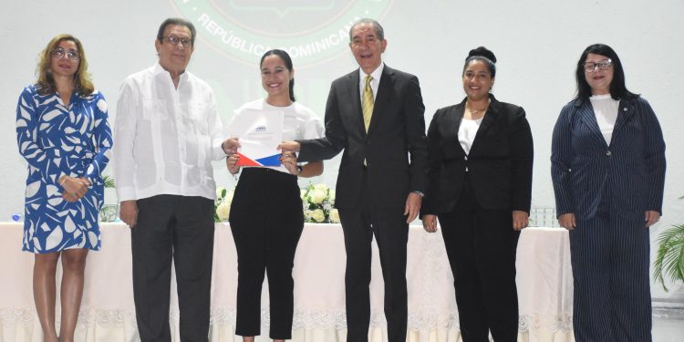 MESCyT otorga 208 becas nacionales a estudiantes de la Universidad UNPHU