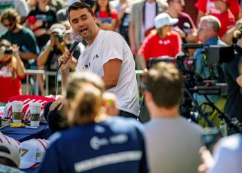 El asesino de Charlie Kirk sigue prófugo: el FBI pidió colaboración ciudadana para esclarecer el ataque