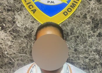 Policía Nacional apresa y envía a la justicia a mujer captada en video agrediendo con una piedra a un agente en SDE