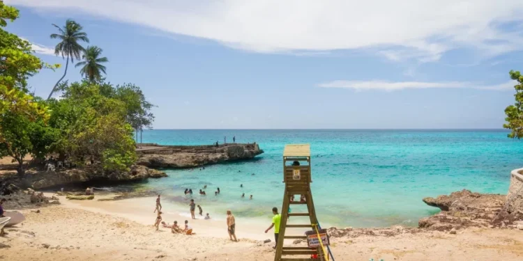 Collado recorre parque submarino La Caleta e informa entrega será en 30 días