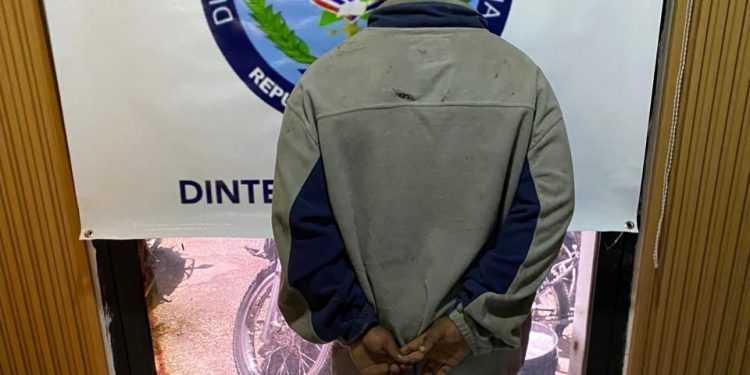 Policía incauta drogas, radios de comunicación y detiene a un hombre en operativo en La Vega