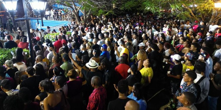 Blachy, Bonny Cepeda, Shadow Blow y Teodoro Reyes causan sensación en El Mega Festival de la Restauración en la plaza Sánchez de Imbert