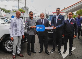 Ministro de la Presidencia anuncia ampliación Sistema 911 en Pedernales durante entrega de 46 nuevas ambulancias a la DAEH