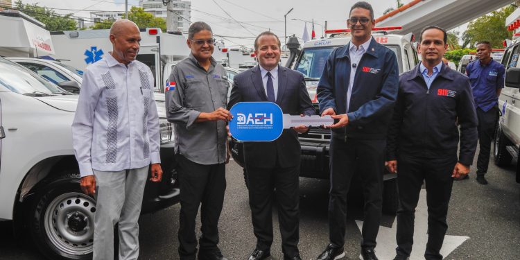 Ministro de la Presidencia anuncia ampliación Sistema 911 en Pedernales durante entrega de 46 nuevas ambulancias a la DAEH