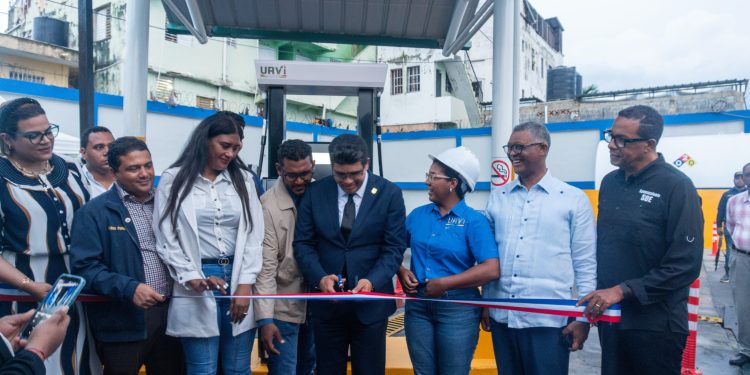 Alcalde Dío Astacio inaugura estación de combustible con modernos controles de transparencia