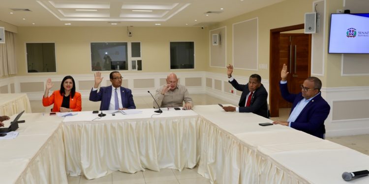 Comisión de Medio Ambiente del Senado aprueba Resolución en favor de la titulación de familias de Las Salinas y la protección de las Dunas de Baní