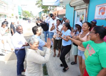 Wellington Arnaud supervisa trabajos de solución pluvial de la calle 20 en San Pedro de Macorís