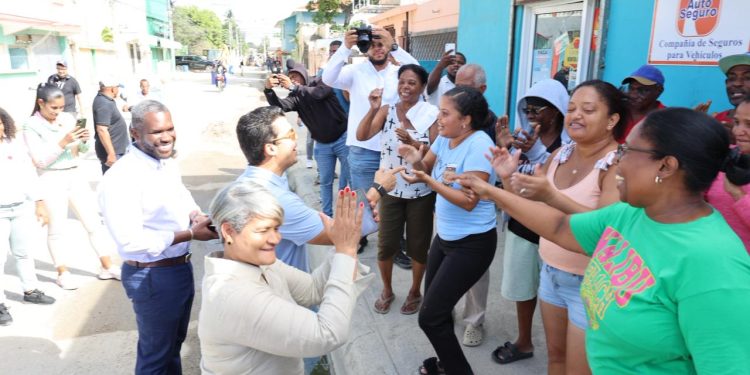 Wellington Arnaud supervisa trabajos de solución pluvial de la calle 20 en San Pedro de Macorís
