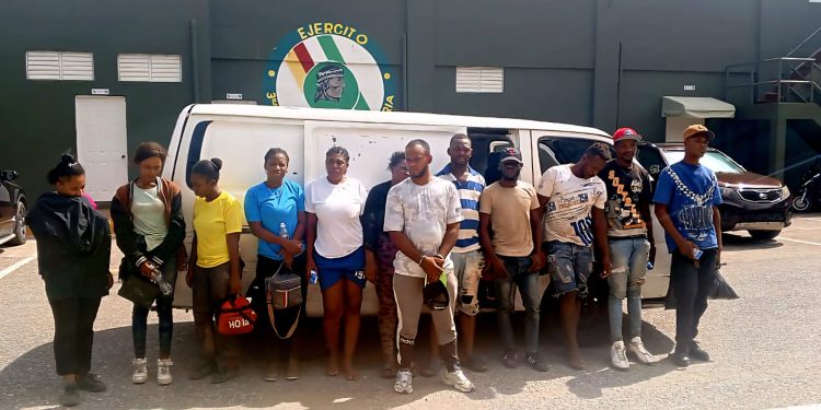 Envían ante el Ministerio Público a conductor de minibús detenido con 11 haitianos indocumentados en San Juan de la Maguana
