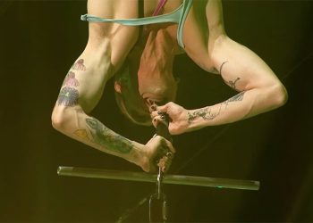 Artista de circo levanta a tres personas con sus dientes