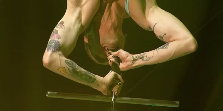 Artista de circo levanta a tres personas con sus dientes