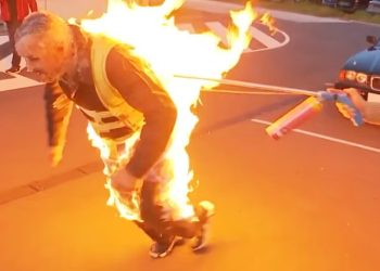 Arrastra un coche en llamas por 100 metros y bate un récord mundial