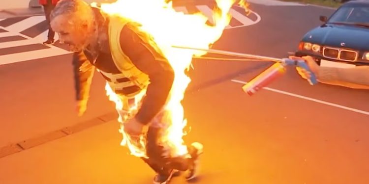 Arrastra un coche en llamas por 100 metros y bate un récord mundial