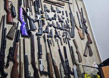Policía y MP desmantelan armería clandestina y ocupa 33 armas en San Cristóbal