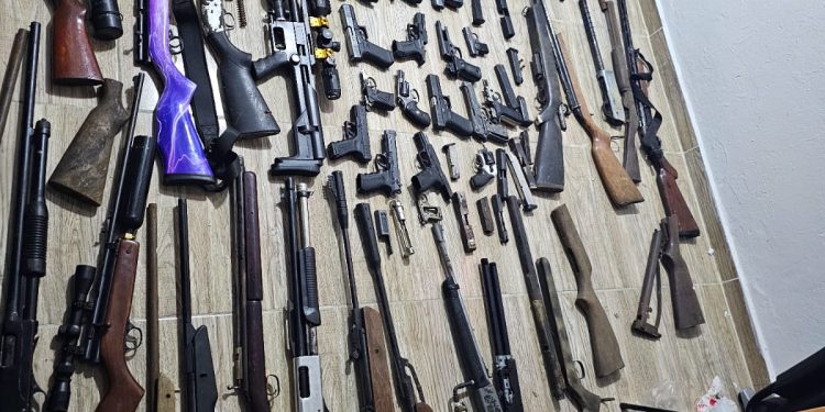 Policía y MP desmantelan armería clandestina y ocupa 33 armas en San Cristóbal