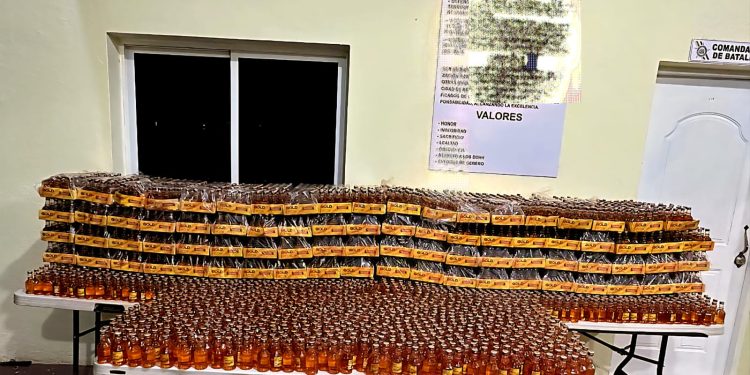 Ejército ocupa contrabando de 6,000 unidades de ron de en operativo en Elías Piña