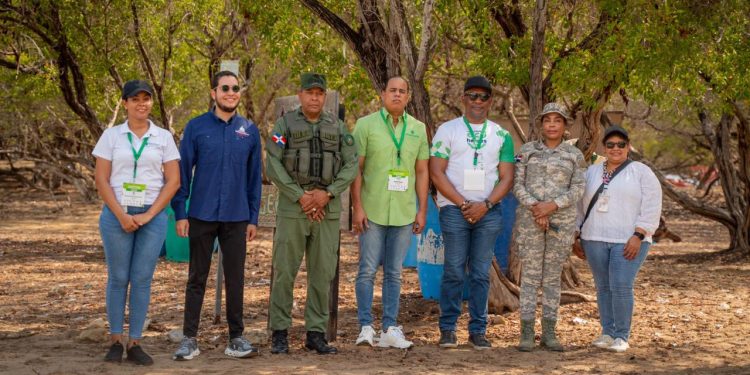 Prioriza RD realiza jornada de limpieza en Playa La Caobita en Azua