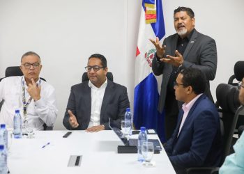 CONADIS se reúne con personas de la comunidad sorda para impulsar el aprendizaje de lengua de señas en el país