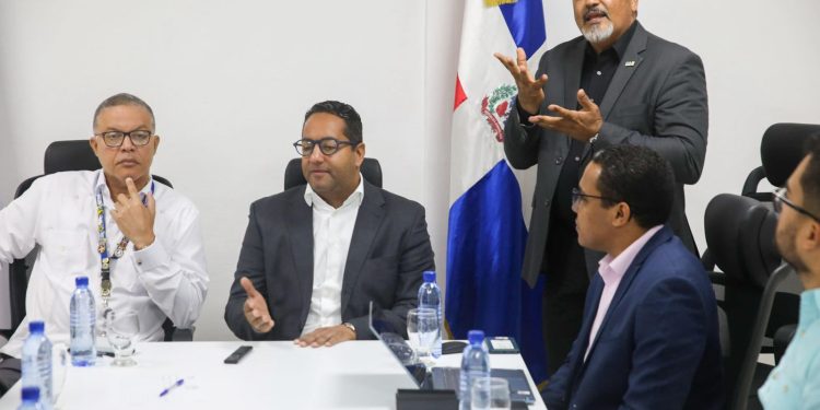 CONADIS se reúne con personas de la comunidad sorda para impulsar el aprendizaje de lengua de señas en el país