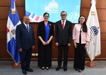 Ministro de Trabajo juramenta a Aura Celeste Fernández