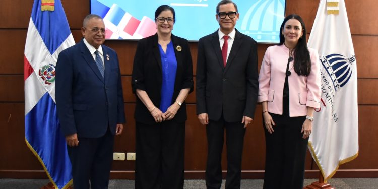 Ministro de Trabajo juramenta a Aura Celeste Fernández