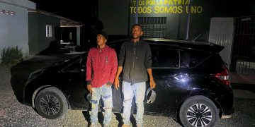 Ejército detiene a dos hombres con 10 haitianos indocumentados en un vehículo en Azua