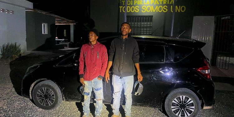 Ejército detiene a dos hombres con 10 haitianos indocumentados en un vehículo en Azua
