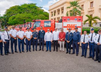 Gobierno entrega 12 nuevos camiones de bomberos para fortalecer respuesta a emergencias