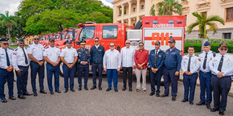 Gobierno entrega 12 nuevos camiones de bomberos para fortalecer respuesta a emergencias