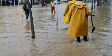 Ayuntamiento de SDE intensifica la limpieza de imbornales para mitigar inundaciones durante activa onda tropical
