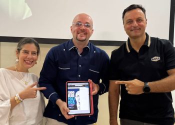 Consultor Raniero Cassoni presenta en la Cumbre de Cartagena su libro "Todo es Política", invitando a asumir la política como motor de cambio