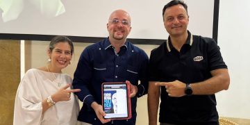 Consultor Raniero Cassoni presenta en la Cumbre de Cartagena su libro "Todo es Política", invitando a asumir la política como motor de cambio