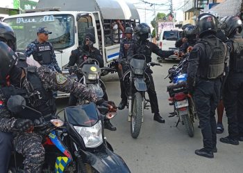 Policía recupera motocicletas robadas, ocupa arma ilegal y detiene varias personas en operativos en Los Guaricanos