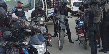 Policía recupera motocicletas robadas, ocupa arma ilegal y detiene varias personas en operativos en Los Guaricanos